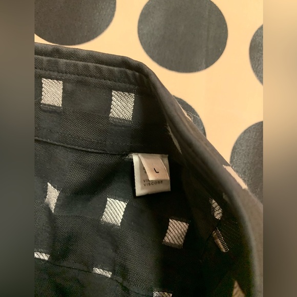 Armani Collezione LS shirt size L
Pit to pit: 22”
Length: 32” - Picture 4 of 5